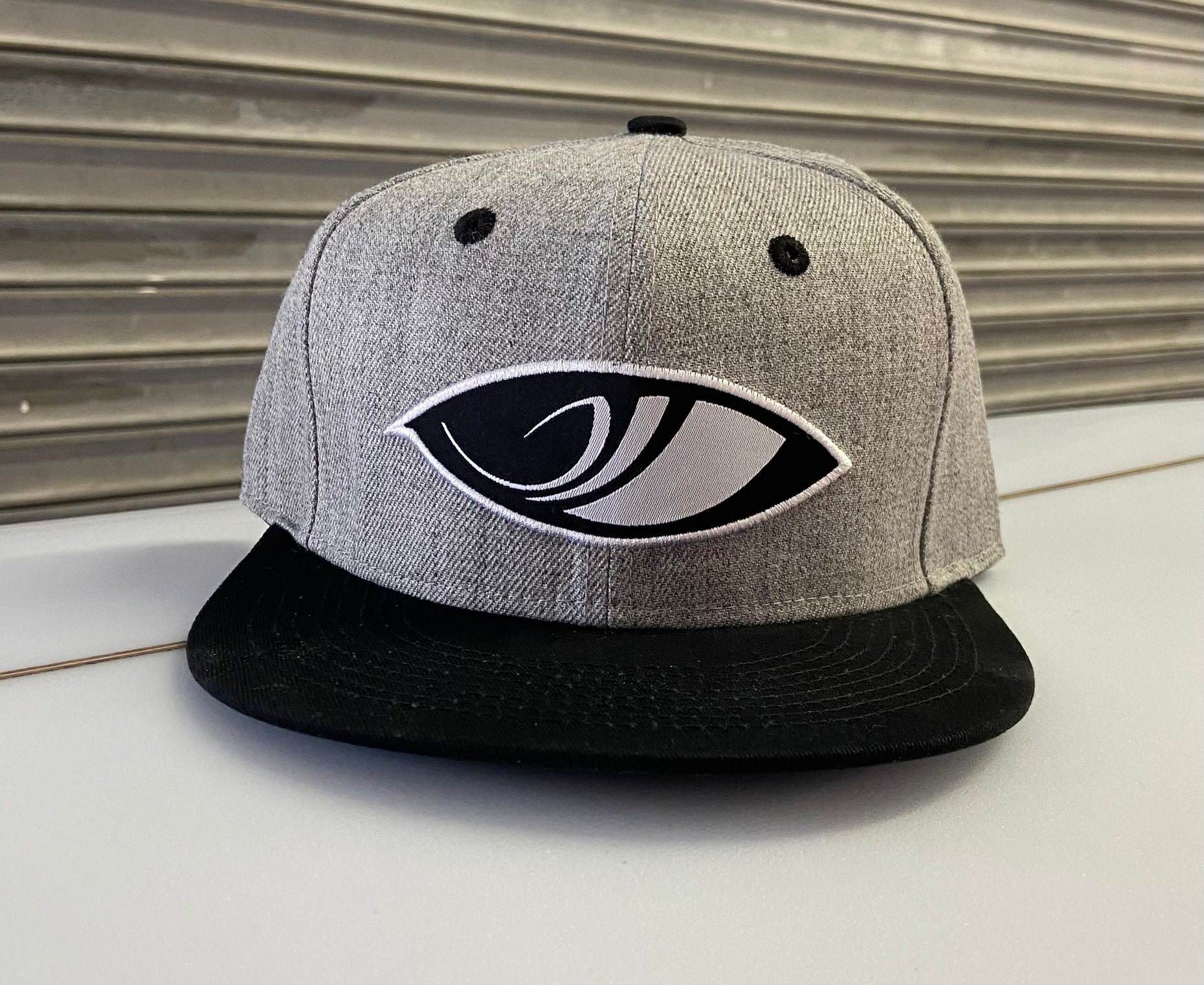 Sharp Eye logo grey hat