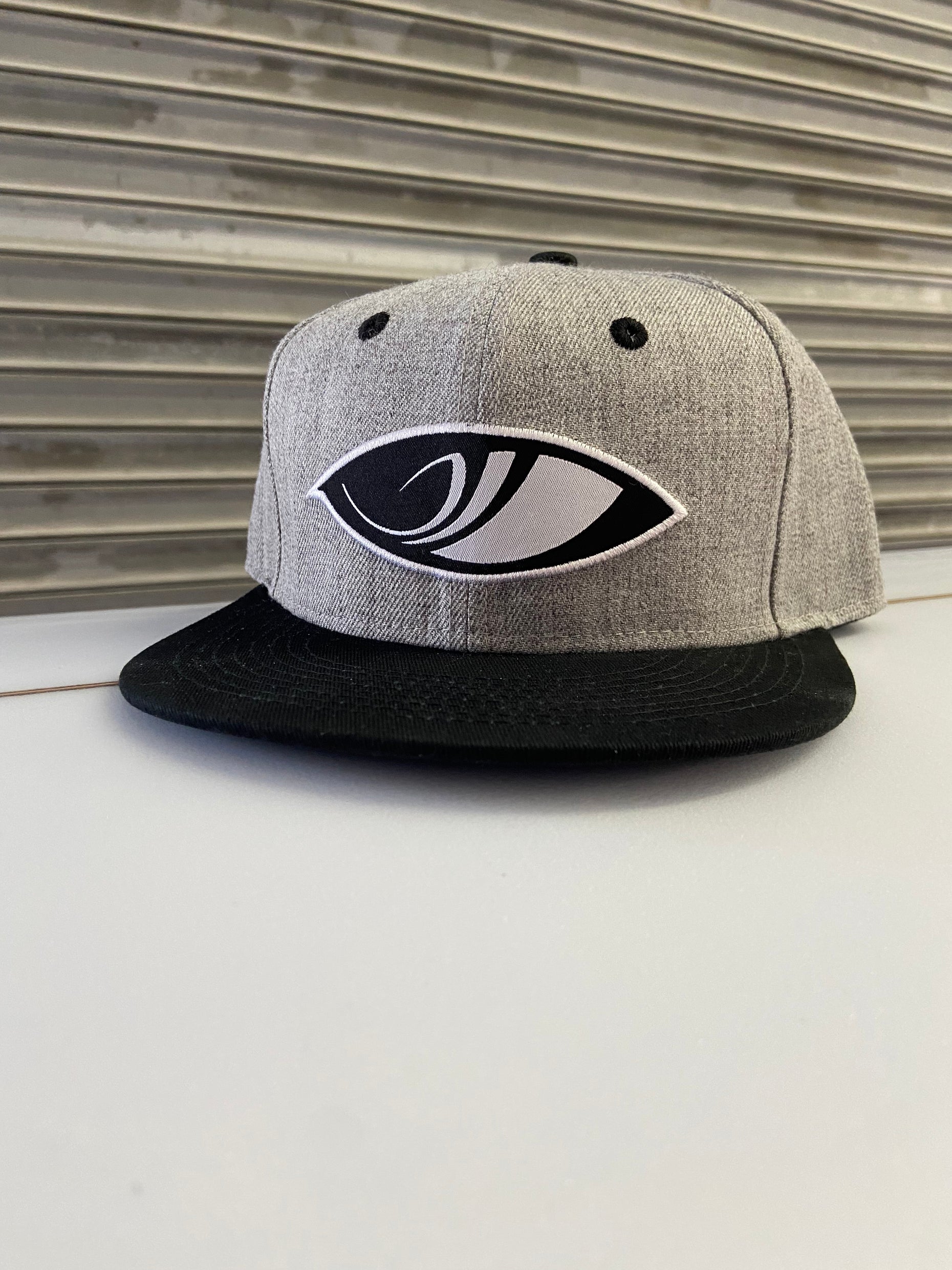 Sharp Eye logo grey hat